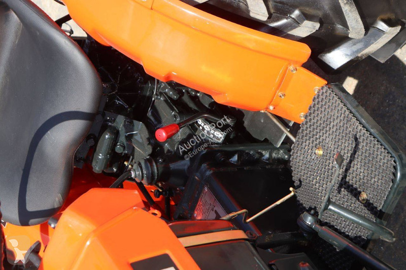 Сільськогосподарський трактор Kubota B7001