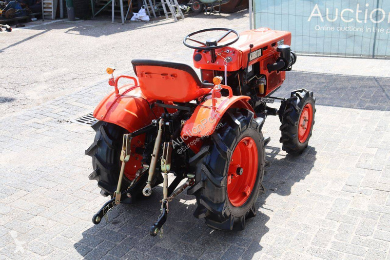 Сільськогосподарський трактор Kubota B7001