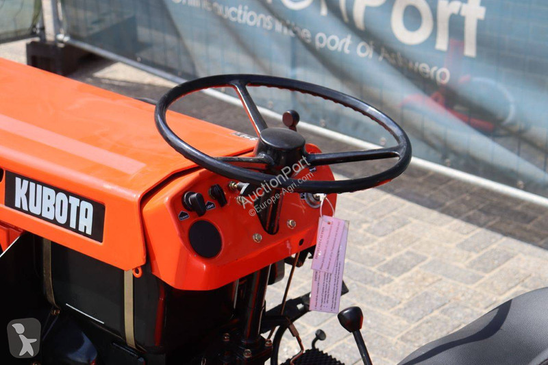 Сільськогосподарський трактор Kubota B7001