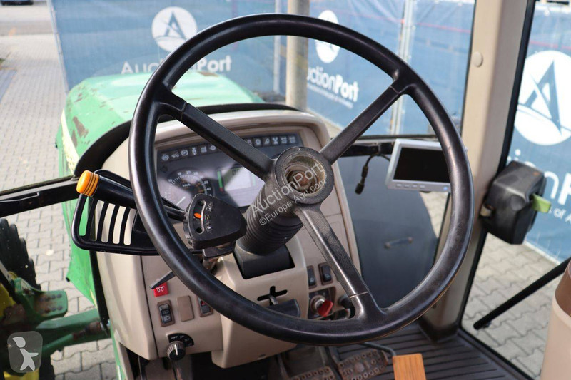 Zemědělský traktor John Deere 6320