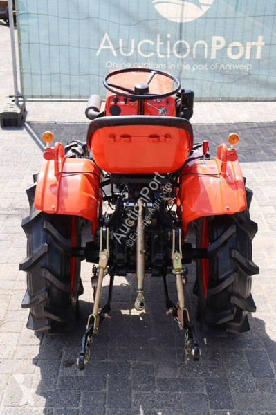 Сільськогосподарський трактор Kubota B7001