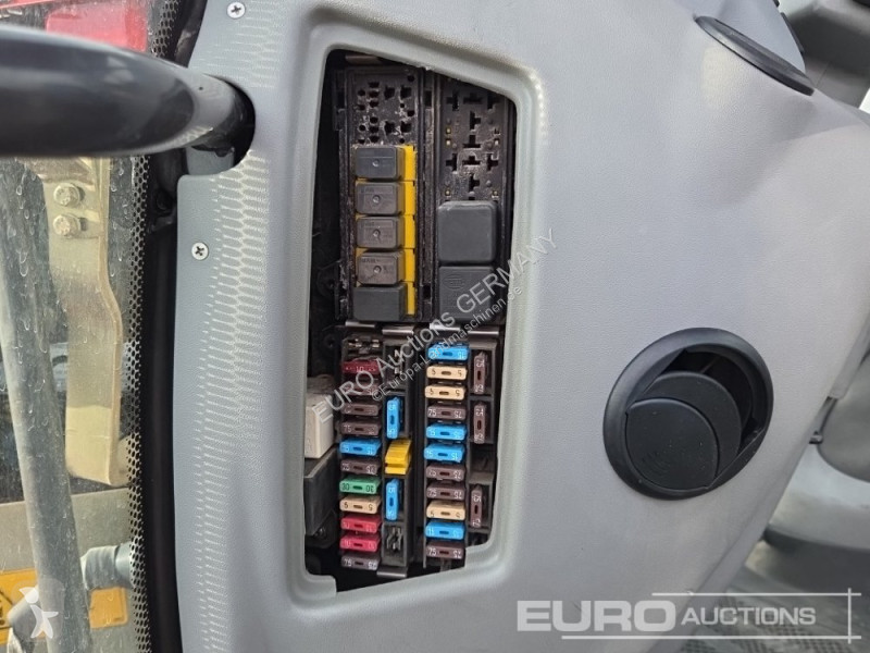 Zemědělský traktor Massey Ferguson 2210