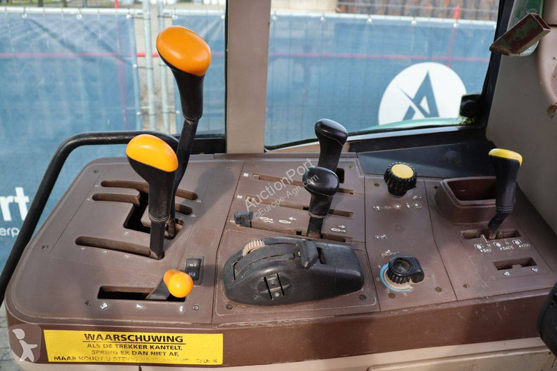Zemědělský traktor John Deere 6320
