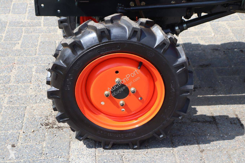 Сільськогосподарський трактор Kubota B7001