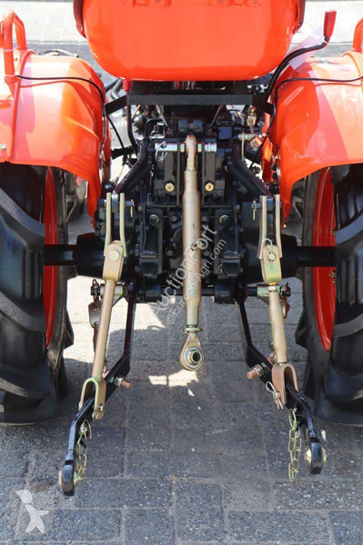 Сільськогосподарський трактор Kubota B7001