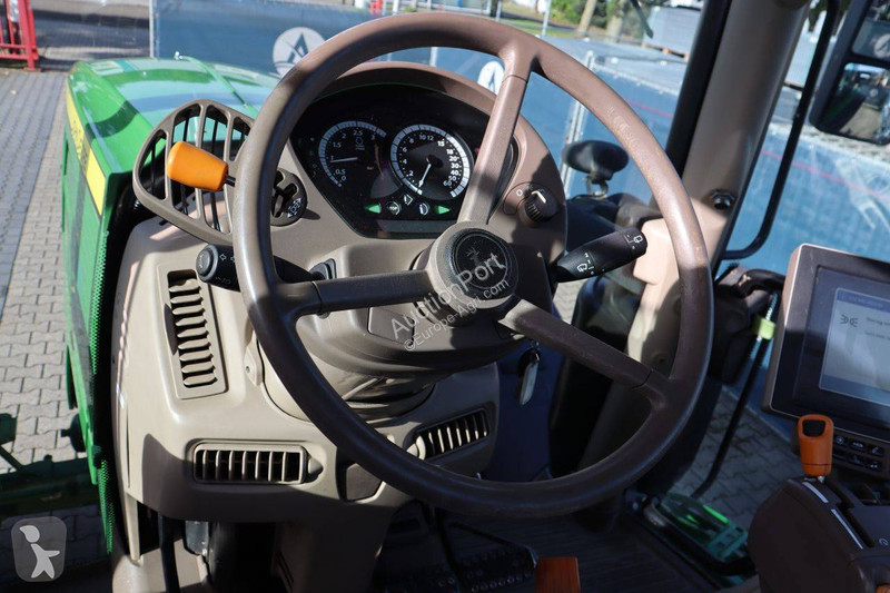 Zemědělský traktor John Deere 6195R