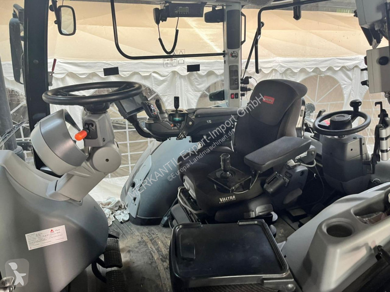 Tractor agrícola Valtra  S394 mit Hacker Axsel...