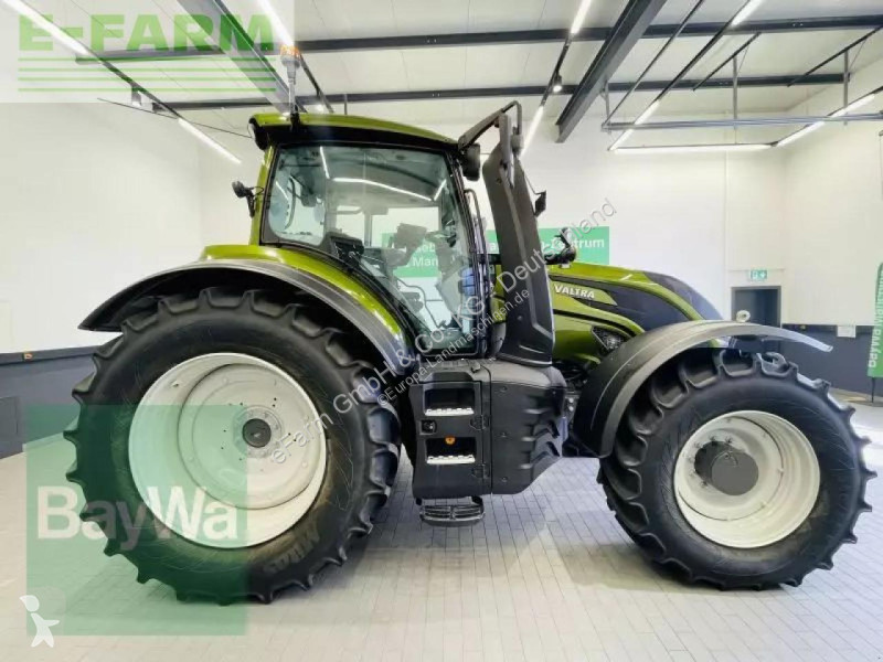 Landbrugstraktor Valtra  t215 versu