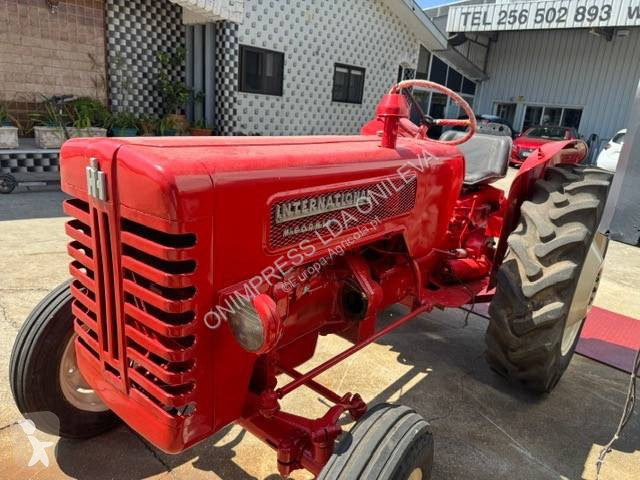Tractor agrícola International B275