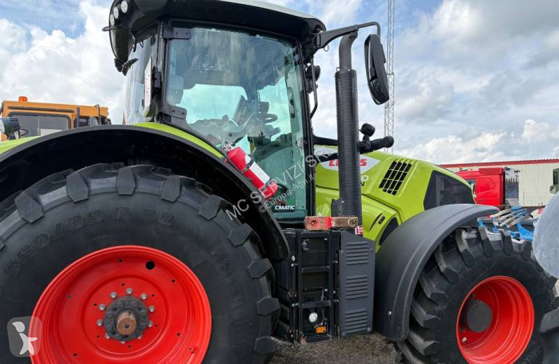 Claas Axion 830 tractor