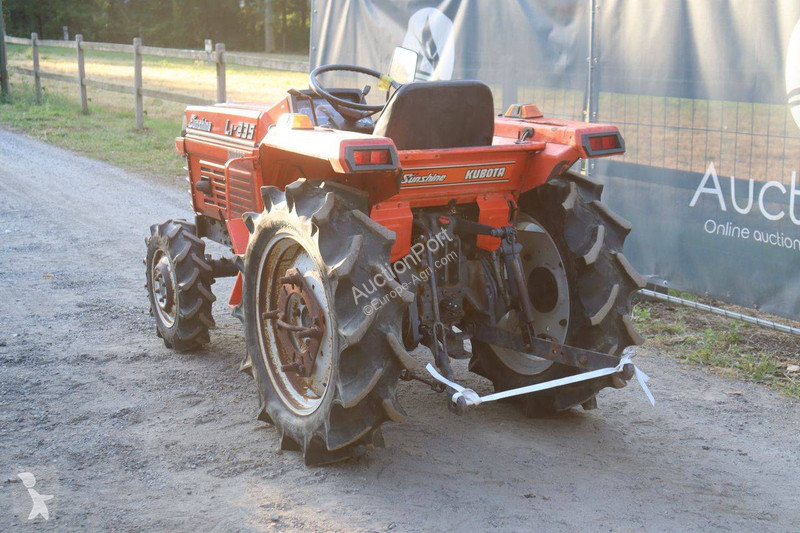 جرار زراعي Kubota L1-235