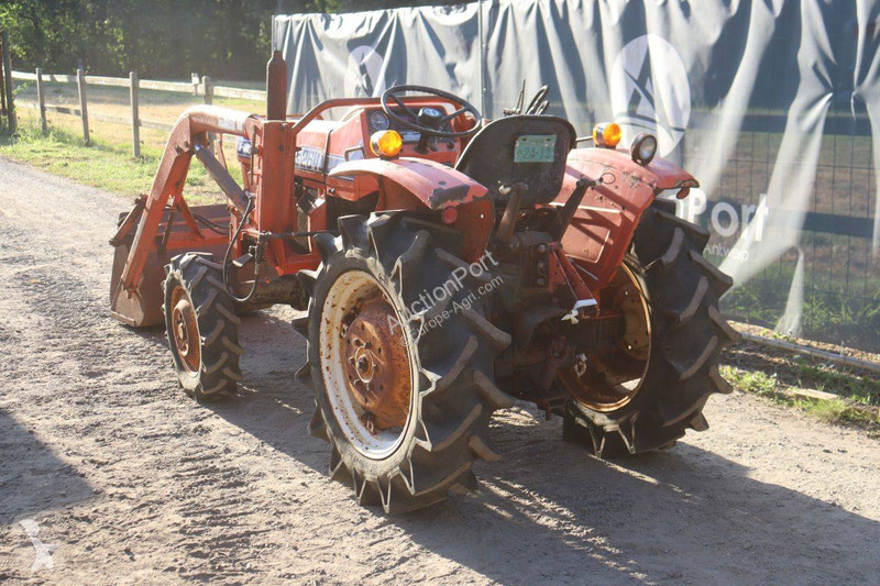 Zemědělský traktor Hinomoto E264