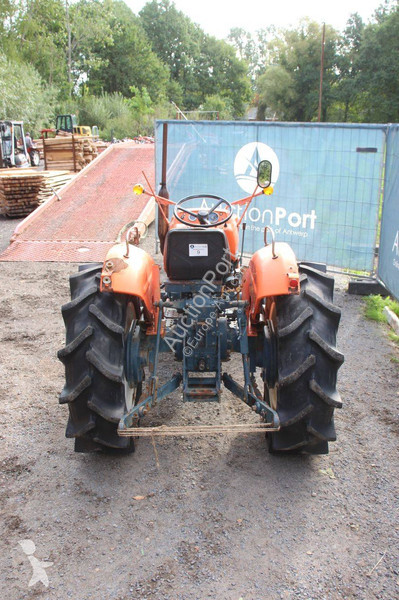 Сільськогосподарський трактор Kubota L2601