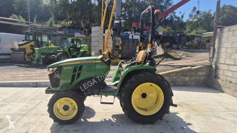 Zemědělský traktor John Deere 3038E
