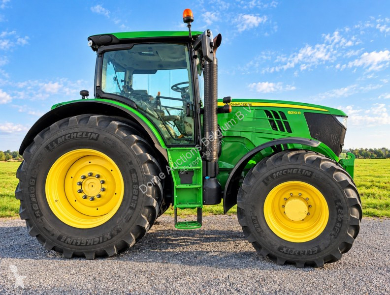 Zemědělský traktor John Deere 6210R