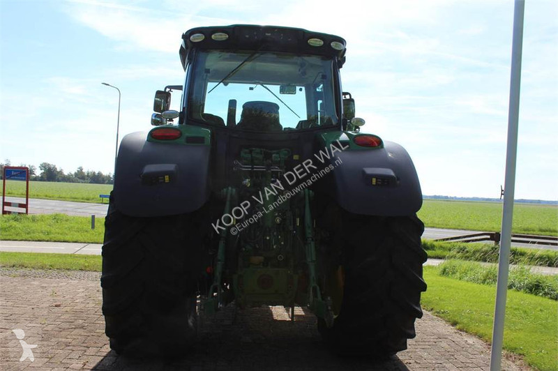 جرار زراعي John Deere 6215R