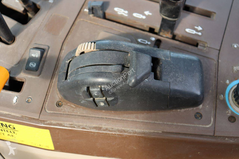 Zemědělský traktor John Deere 6320