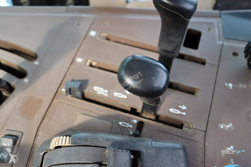 Zemědělský traktor John Deere 6320