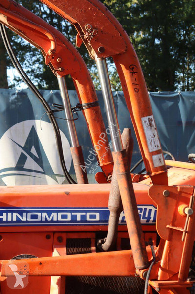 Zemědělský traktor Hinomoto E264