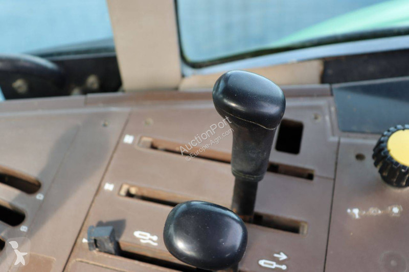 Zemědělský traktor John Deere 6320