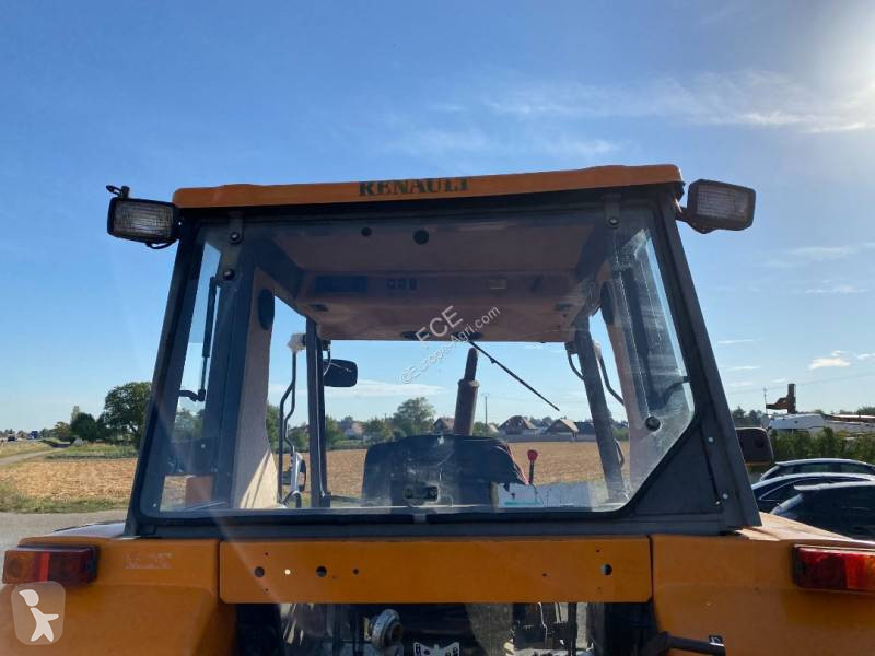 Tractor Renault 330  endommagé