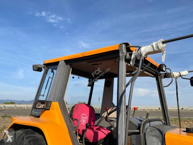 Tractor Renault 330  endommagé
