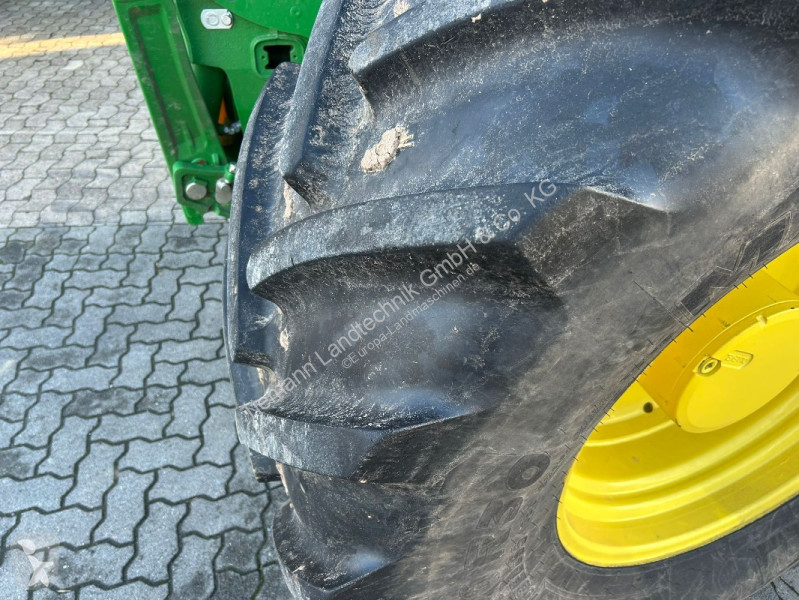 Zemědělský traktor John Deere 6M 250...