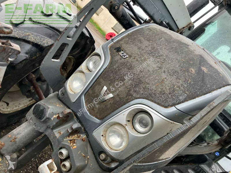 Lantbrukstraktor Valtra  n123