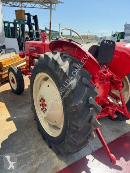 Tractor agrícola International B275