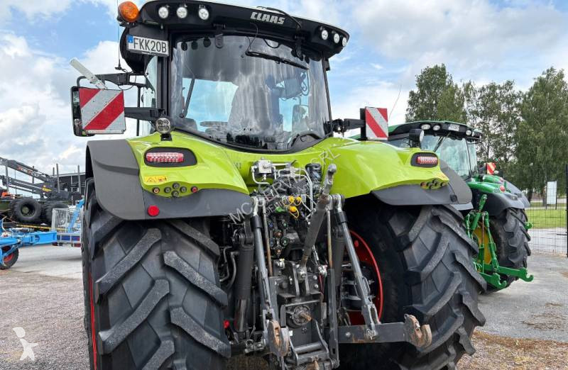 Claas Axion 830 tractor
