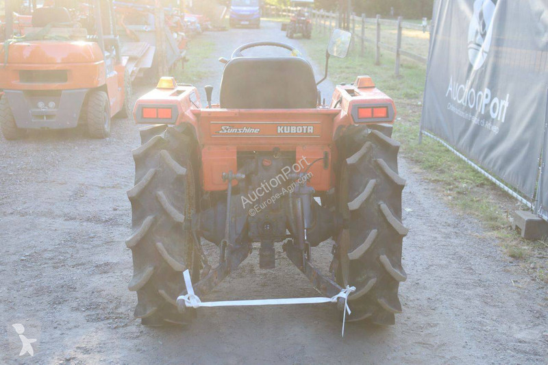 جرار زراعي Kubota L1-235