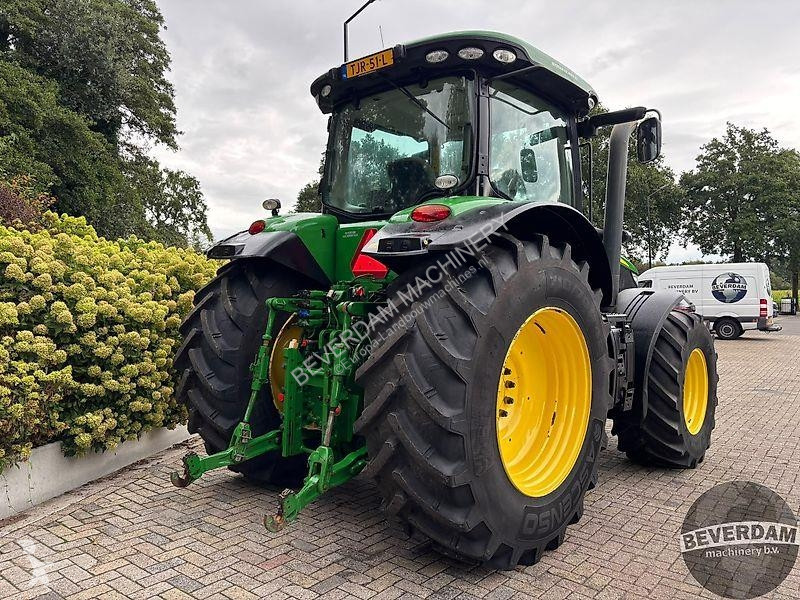 Zemědělský traktor John Deere 7230R
