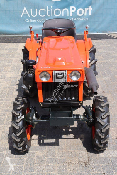 Сільськогосподарський трактор Kubota B7001