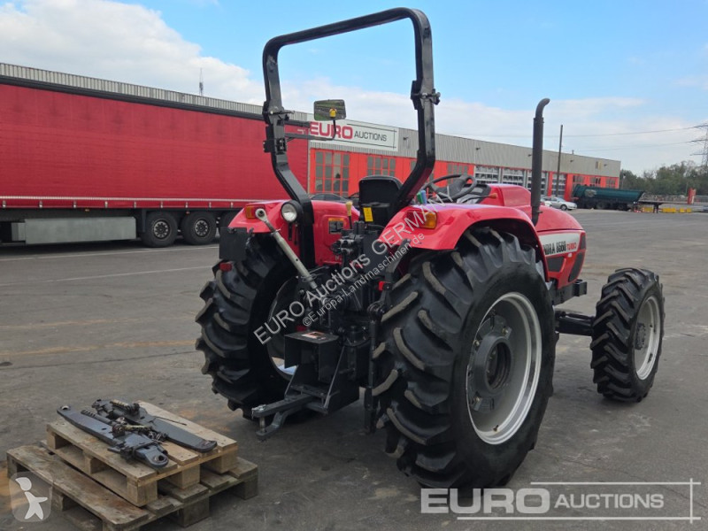 Tractor Mahindra 8560