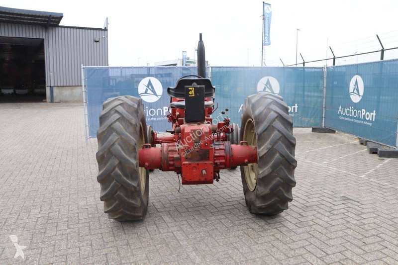 Tractor agrícola International 523