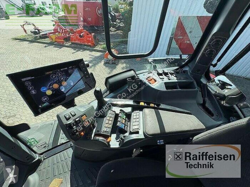 Tracteur agricole Valtra  q 305