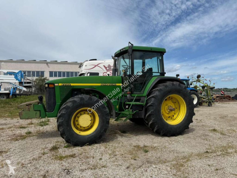 Tracteur agricole John Deere 8200