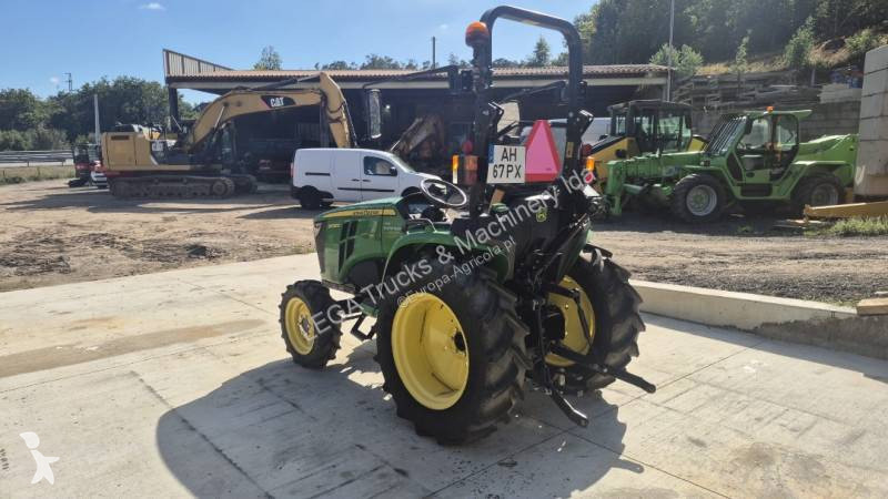 Zemědělský traktor John Deere 3038E