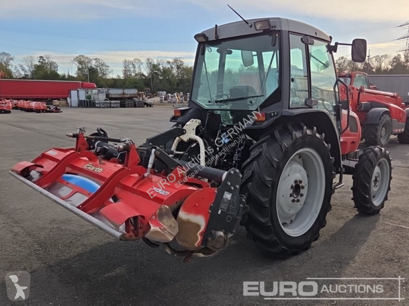 Zemědělský traktor Massey Ferguson 2210
