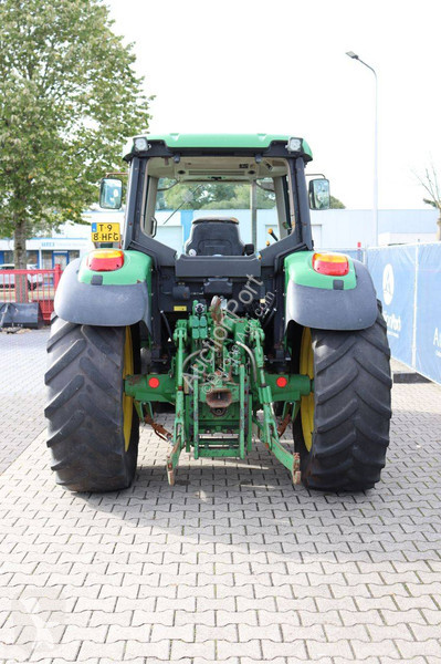 Zemědělský traktor John Deere 6320