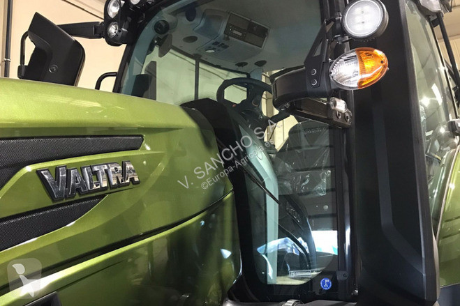 Tractor Valtra T235D