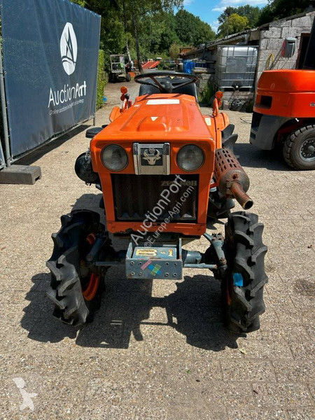 Tractor  B7001