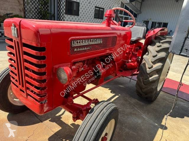 Tractor agrícola International B275