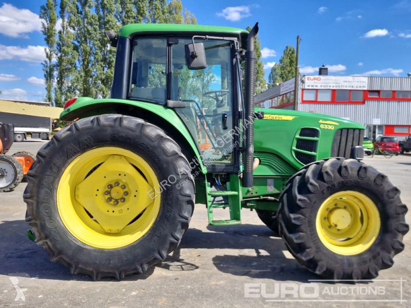 Zemědělský traktor John Deere 6330
