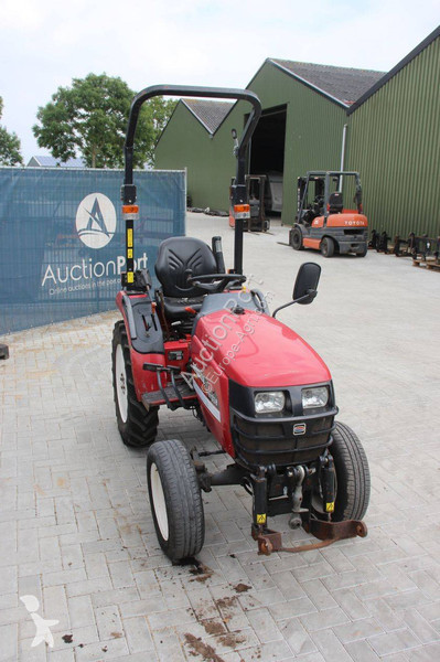 Tractor Shibaura ST318H