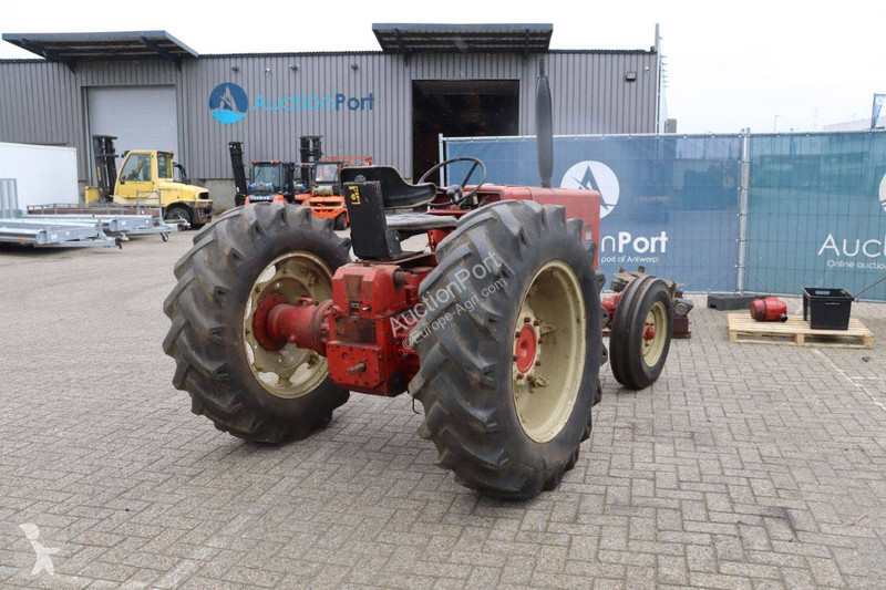 Tractor agrícola International 523