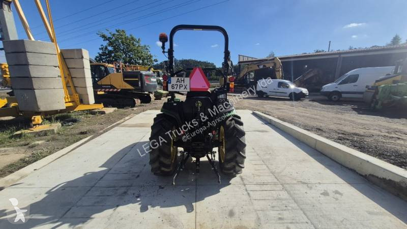 Zemědělský traktor John Deere 3038E