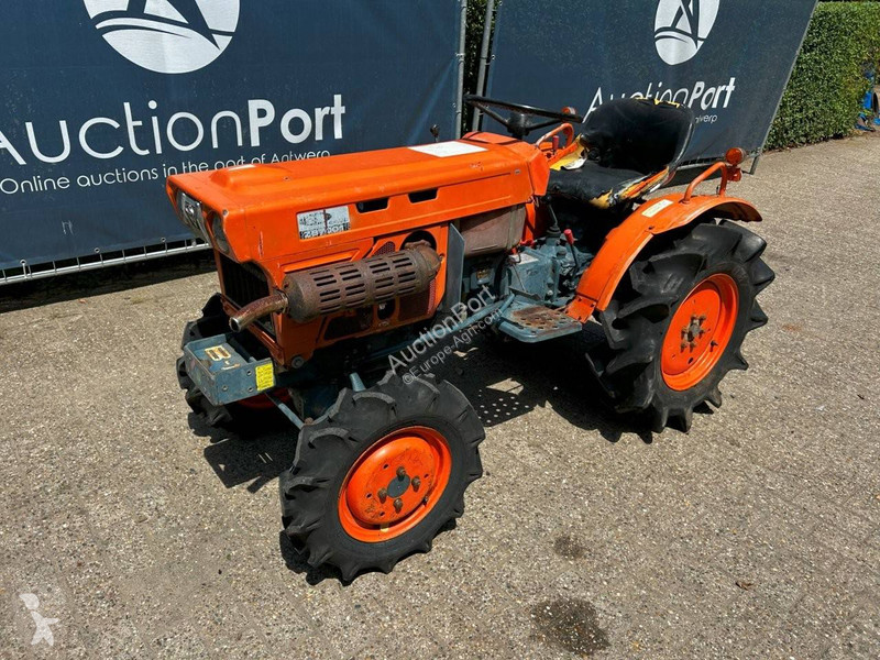 Tractor  B7001