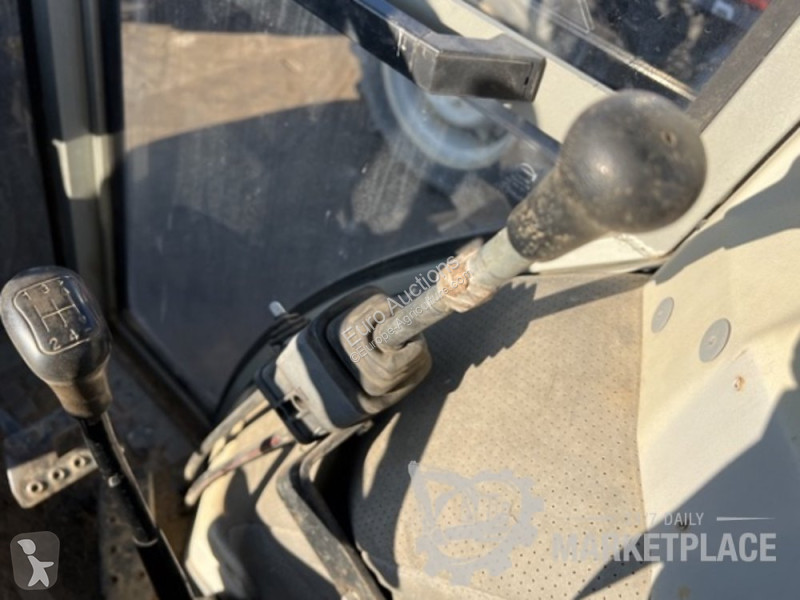 Сільськогосподарський трактор Massey Ferguson 382
