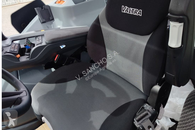 Landbrugstraktor Valtra T 215 VERSU